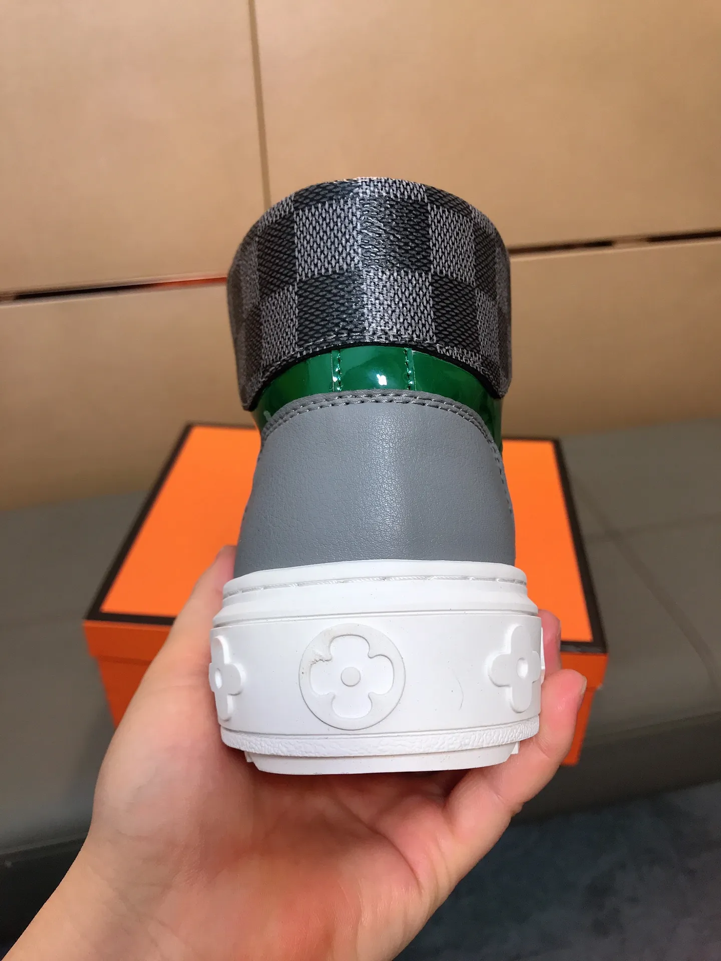 Factory price 400 👟👟🤝 (LV Louis Vuitton) New Korean style high-top casual shoes for men [Proud] hot style, imported cowhide with original printing, genuine leather lining, wear-resistant and non-slip rubber outsole. If you are still worried about wearing matching shoes, then these shoes are your best choice! Code number: 38-44